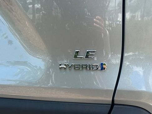 Used 2022 Toyota RAV4 LE AWD/4WD image 7