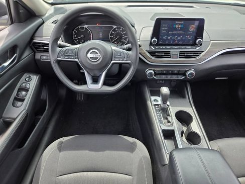 Used 2025 Nissan Altima 2.5 SV FWD image 11