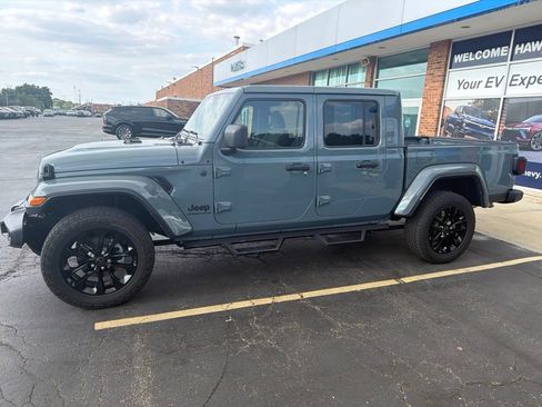 Used 2024 Jeep Gladiator Sport AWD/4WD image 1