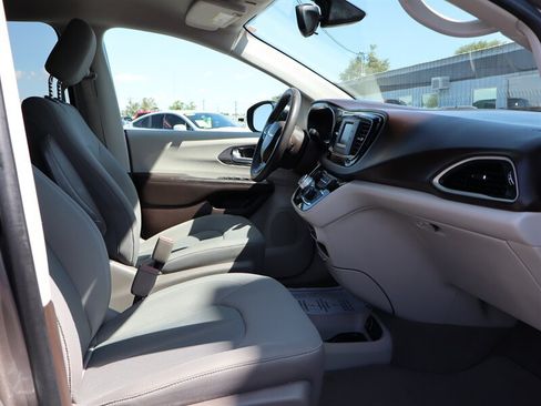 Used 2017 Chrysler Pacifica LX FWD image 7