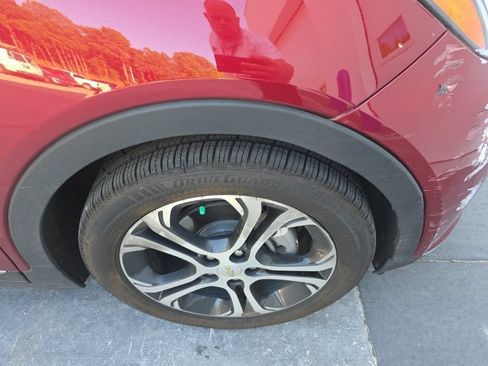 Used 2020 Chevrolet Bolt Premier w/ Infotainment Package FWD image 9