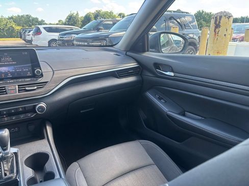 Used 2025 Nissan Altima 2.5 SV FWD image 34