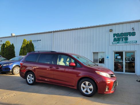 Used 2018 Toyota Sienna LE w/ Carpet Mat Package FWD image 9
