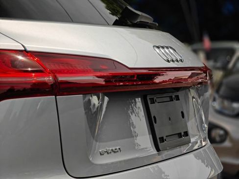 Used 2019 Audi e-tron Prestige w/ Prestige Package AWD/4WD image 17