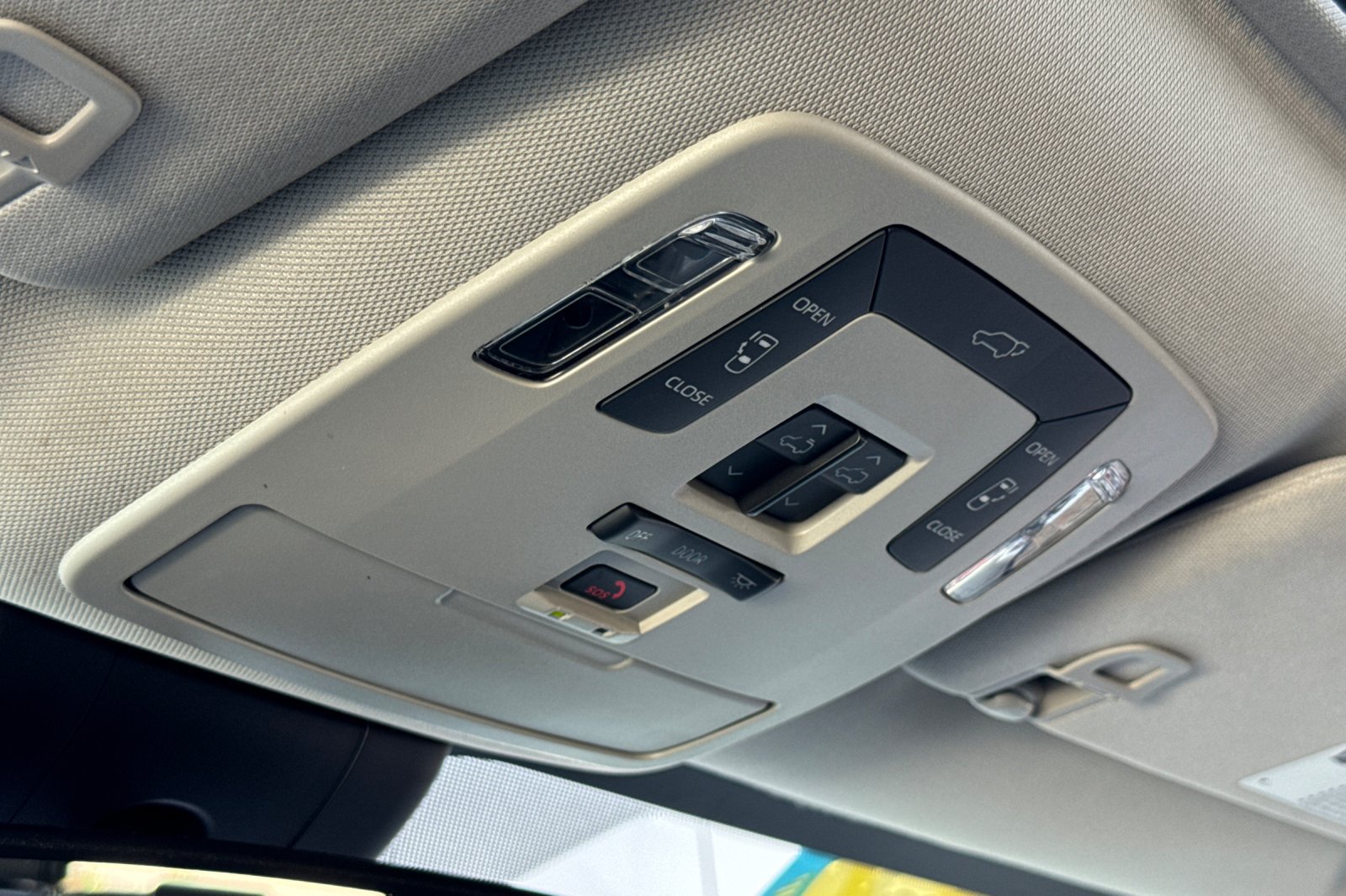 Used 2025 Toyota Sienna XLE FWD image 25