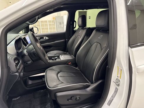 Used 2025 Chrysler Pacifica Limited FWD image 11