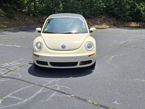 Used 2010 Volkswagen Beetle Convertible FWD image 2