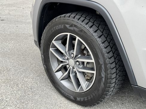 Used 2018 Jeep Grand Cherokee Limited image 12