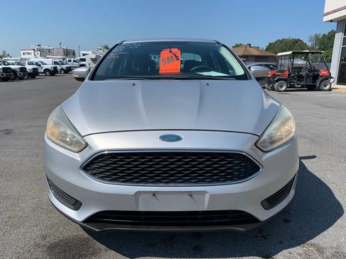 Used 2016 Ford Focus SE FWD image 2
