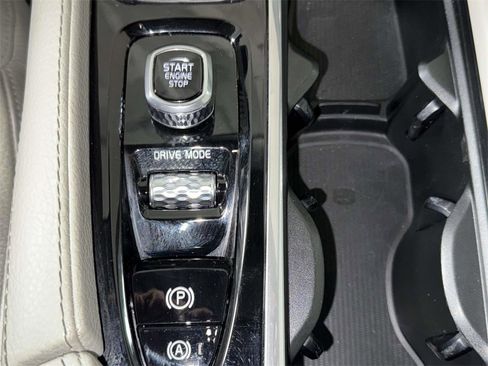 Used 2020 Volvo XC90 T6 Momentum w/ Protection Package Premier image 23