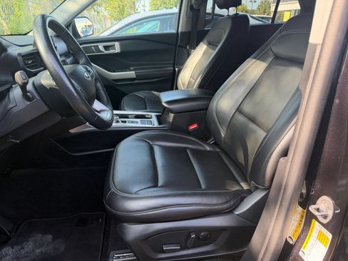 Used 2024 Ford Explorer XLT w/ Equipment Group 202A RWD image 27