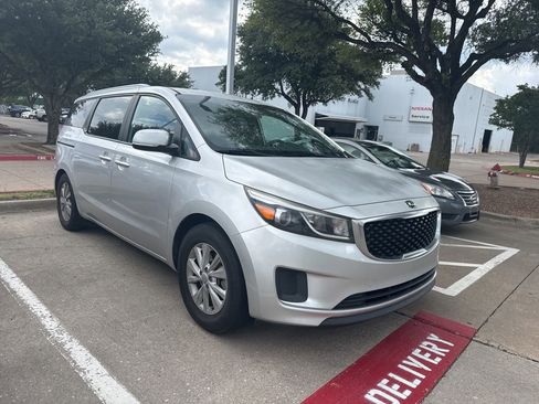 Used 2016 Kia Sedona LX w/ LX Convenience Package FWD image 2