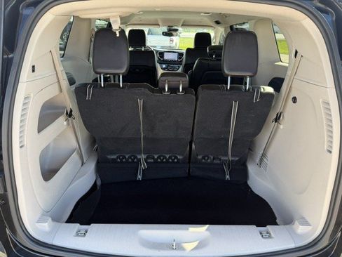 Used 2023 Chrysler Pacifica Touring-L FWD image 33