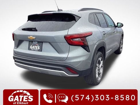 Used 2025 Chevrolet Trax LT FWD image 9