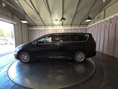 Used 2024 Chrysler Pacifica Touring-L FWD image 7