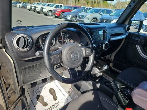 Used 2016 Jeep Wrangler Unlimited Sahara image 22