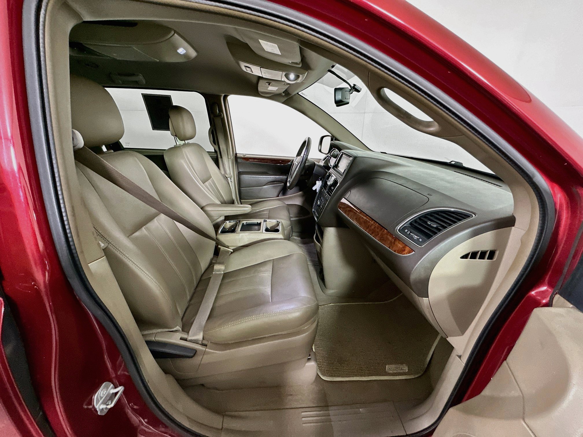 Used 2016 Chrysler Town & Country Touring FWD image 31