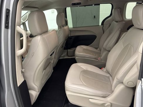 Used 2021 Chrysler Pacifica Touring-L image 46