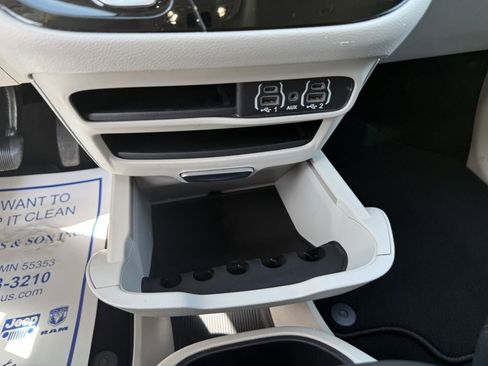 Used 2023 Chrysler Pacifica Touring-L FWD image 31