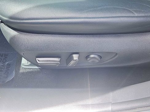 Used 2020 Toyota Highlander XLE AWD/4WD image 20