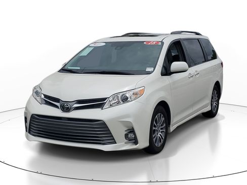 Certified 2018 Toyota Sienna XLE Premium FWD image 3