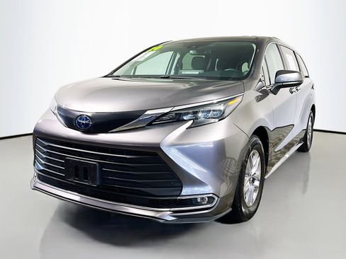 Used 2024 Toyota Sienna XLE image 10