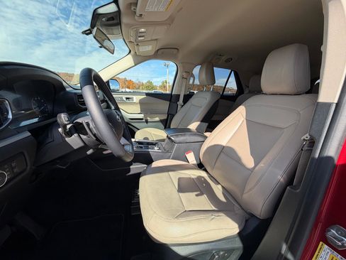 Used 2020 Ford Explorer XLT w/ Equipment Group 202A image 9