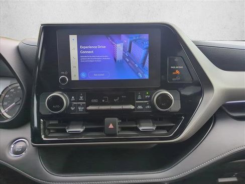 Used 2023 Toyota Highlander L image 12