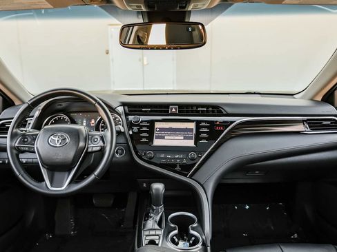 Used 2018 Toyota Camry XLE image 14