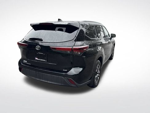 Used 2024 Toyota Highlander XLE FWD image 5
