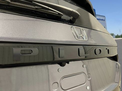 New 2025 Honda Pilot Touring image 9