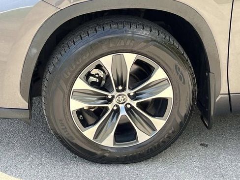 Used 2021 Toyota Highlander XLE image 11