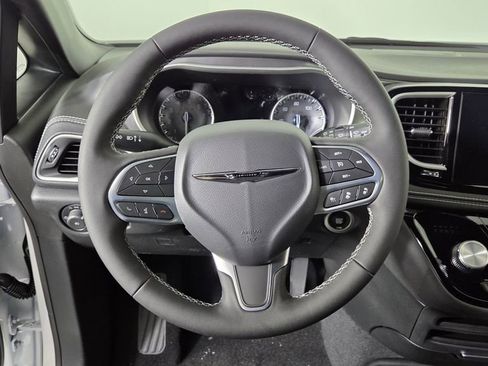 New 2026 Chrysler Pacifica Select image 16