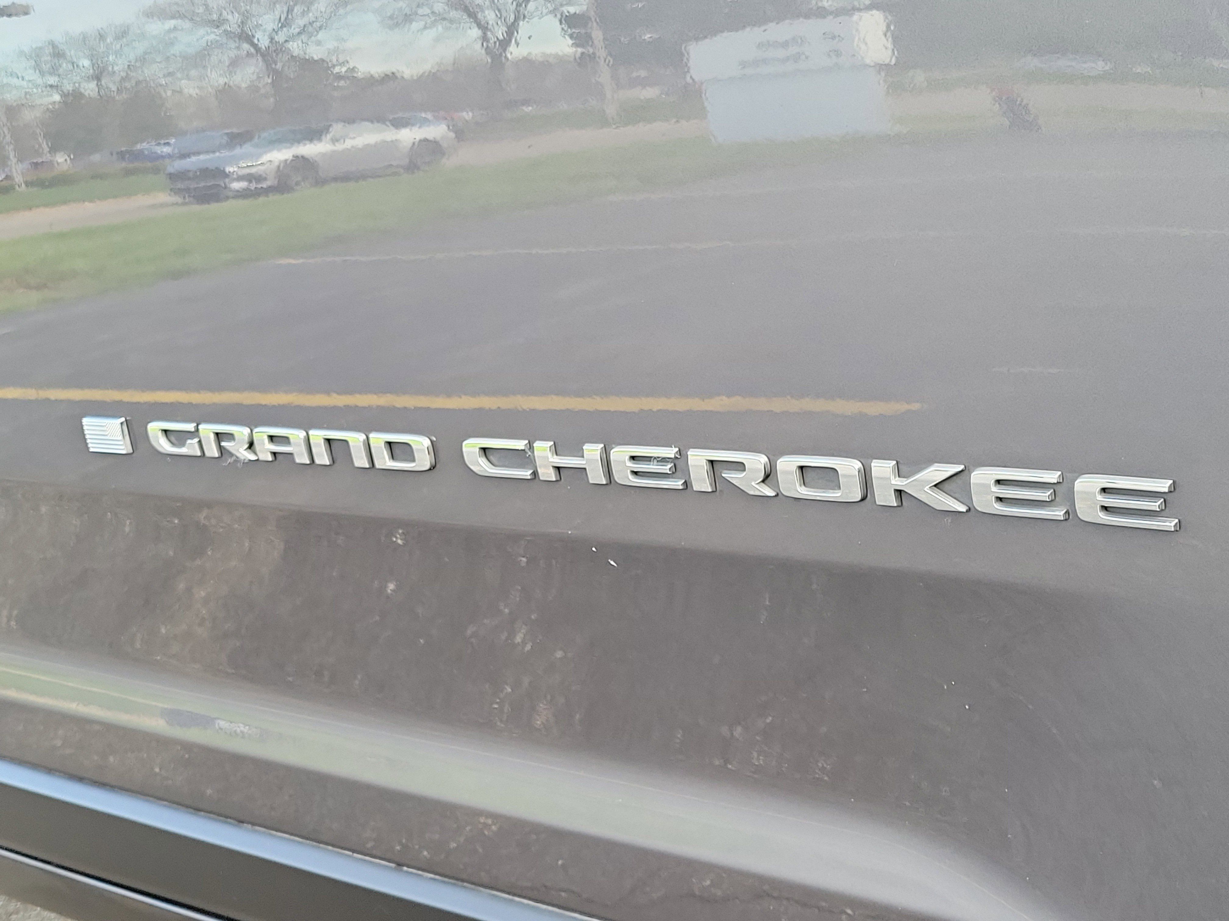Used 2024 Jeep Grand Cherokee Laredo AWD/4WD image 6