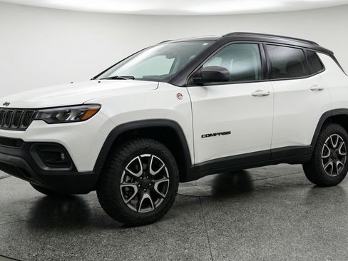 Used 2025 Jeep Compass Trailhawk image 3