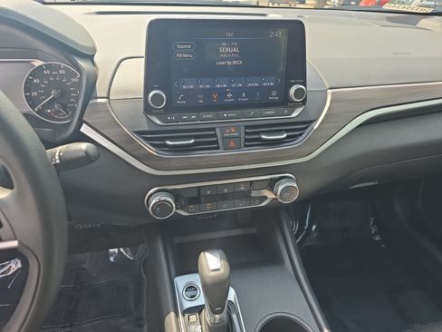 Used 2025 Nissan Altima 2.5 SV FWD image 21