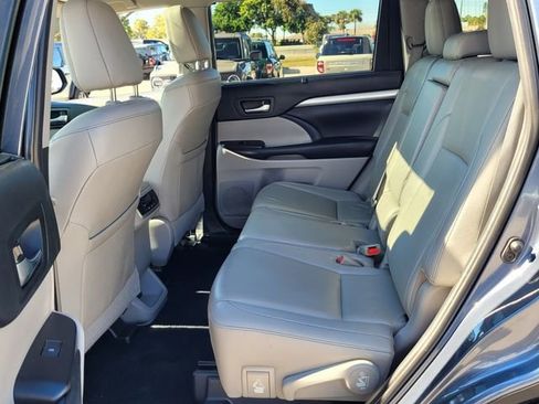Used 2019 Toyota Highlander XLE image 12