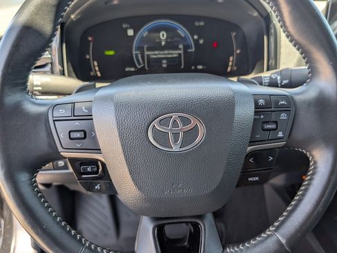 Used 2025 Toyota Camry SE FWD image 18