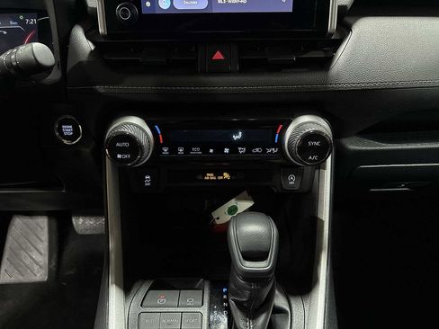 Used 2025 Toyota RAV4 XLE AWD/4WD image 21