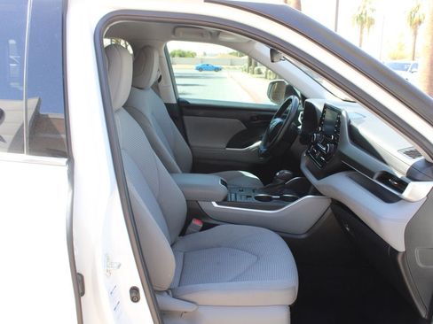 Used 2022 Toyota Highlander LE AWD/4WD image 17