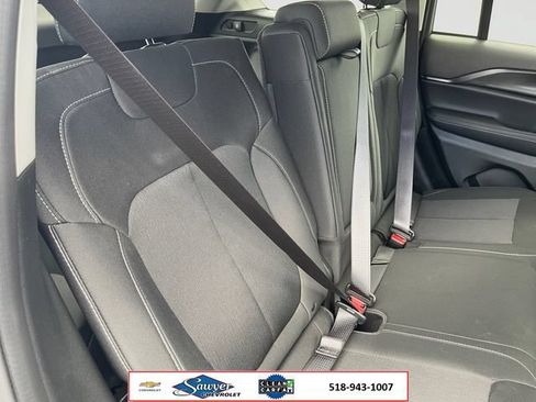 Used 2023 Jeep Grand Cherokee Laredo AWD/4WD image 17