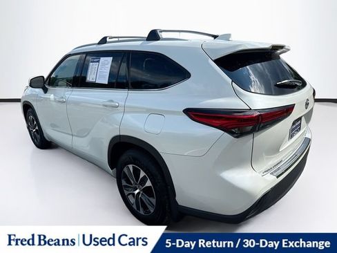 Used 2022 Toyota Highlander XLE AWD/4WD image 6