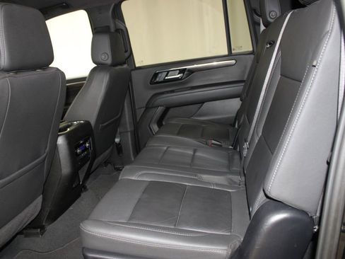 Used 2025 Chevrolet Suburban Z71 image 17