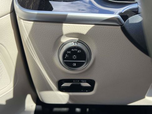 Used 2025 Mercedes-Benz C 300 4MATIC Sedan image 24