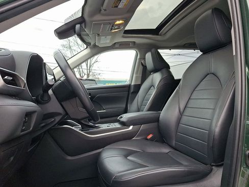 Used 2023 Toyota Highlander XLE image 19