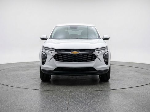Used 2025 Chevrolet Trax LT image 2
