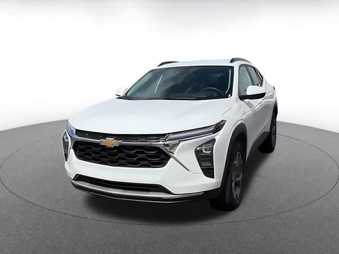 Used 2025 Chevrolet Trax LT image 7