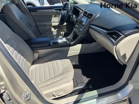 Used 2019 Ford Fusion SE FWD image 25