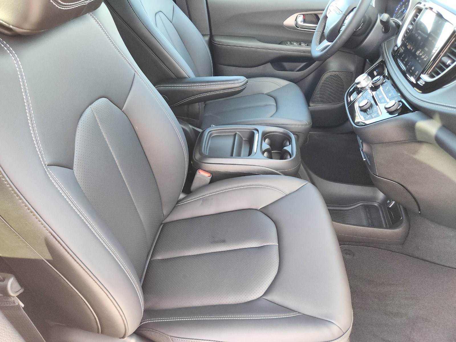 New 2027 Chrysler Pacifica Select FWD image 14