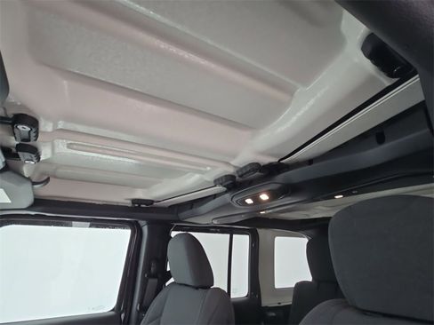 Used 2024 Jeep Wrangler Sahara image 19